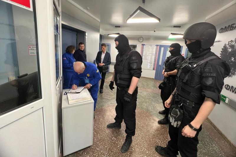 В приемных покоях - неспокойно картинка